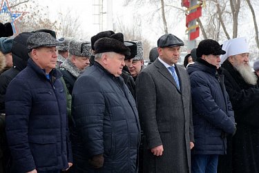 Парламентарии возложили цветы к Вечному огню